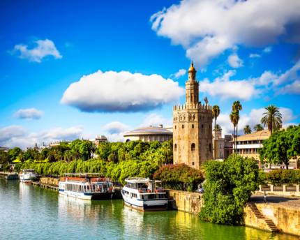 rio guadalquivir y la torre del oro